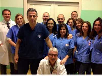 Il primario del reparto, Nicola Laforgia (in piedi e in primo piano), circondato da medici, specializzandi e infermieri